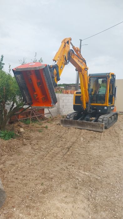 Terraplanagem  e limpeza de terrenos