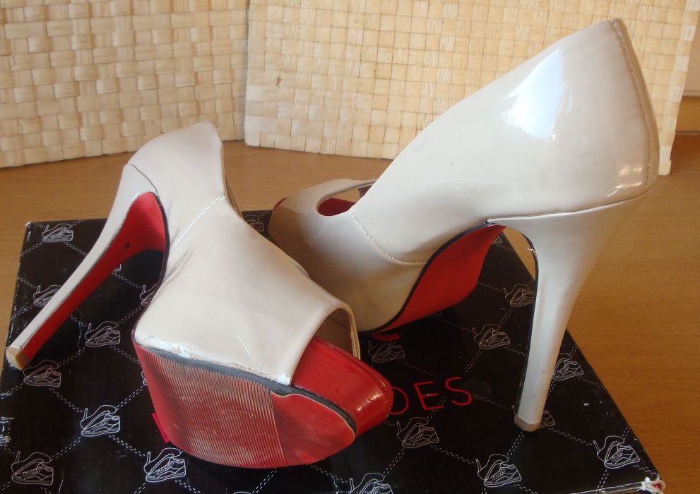 Szpilki beżowe marki Dee Zee