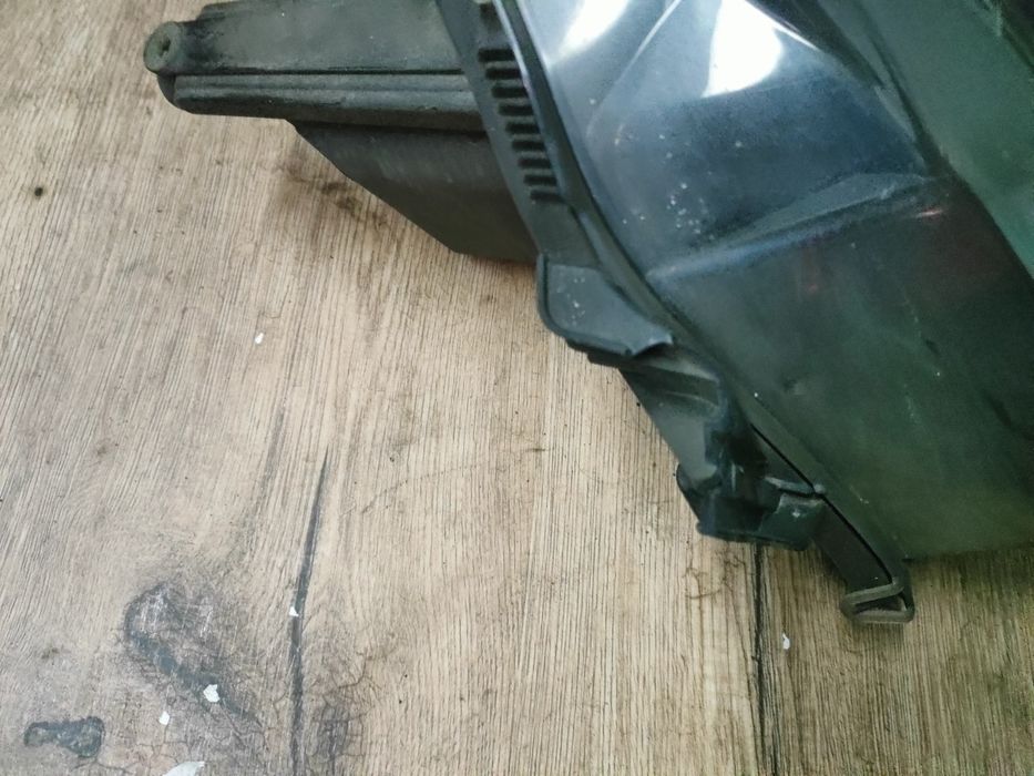 Opel Astra H III Reflektor lampa lewa uszkodzony zaczep