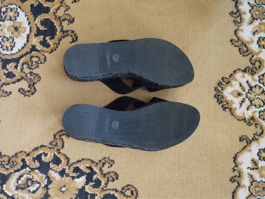 Продам босоножки.