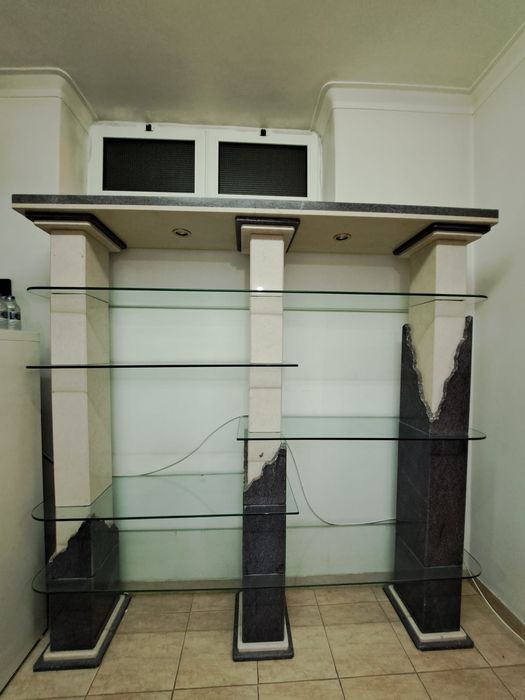 Móvel de mármore com prateleiras de vidro