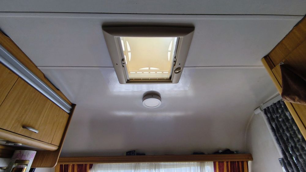 Caravana Pluma 300 com mover, toldo fiamma e ar condicionado.