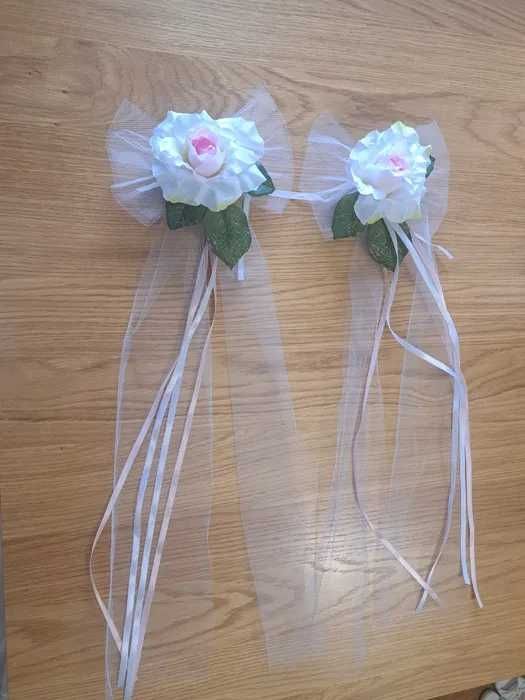 Kokardy z kwiatem dekoracja domu na wesele