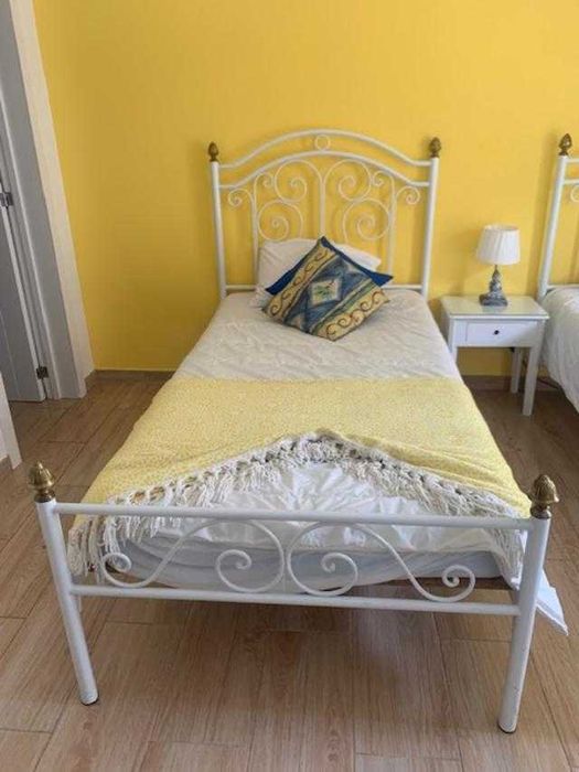 1 Cama de solteiro em ferro branco