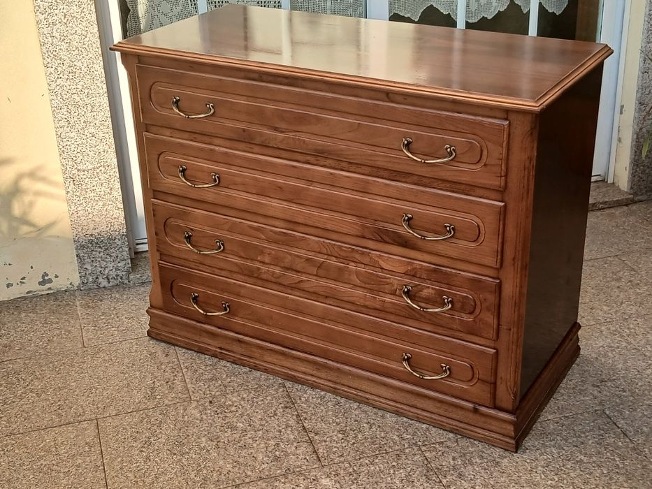 Vendo CÓMODA com 4 gavetas em madeira MACIÇA como nova. Possibilidade de entrega