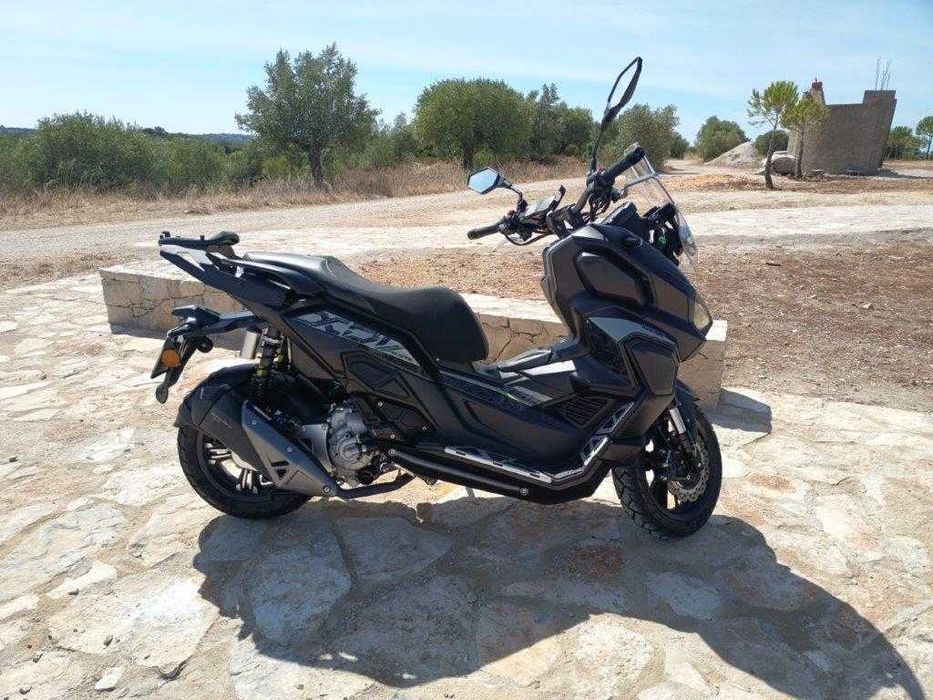 Maxi Scooter com Top Case SHAD (como nova)