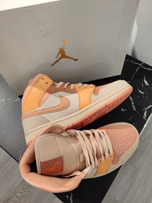 Кросівки Air Jordan 1 Mid 'Apricot'