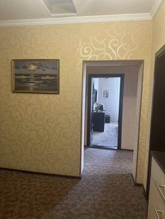 Квартира з окремим входом.