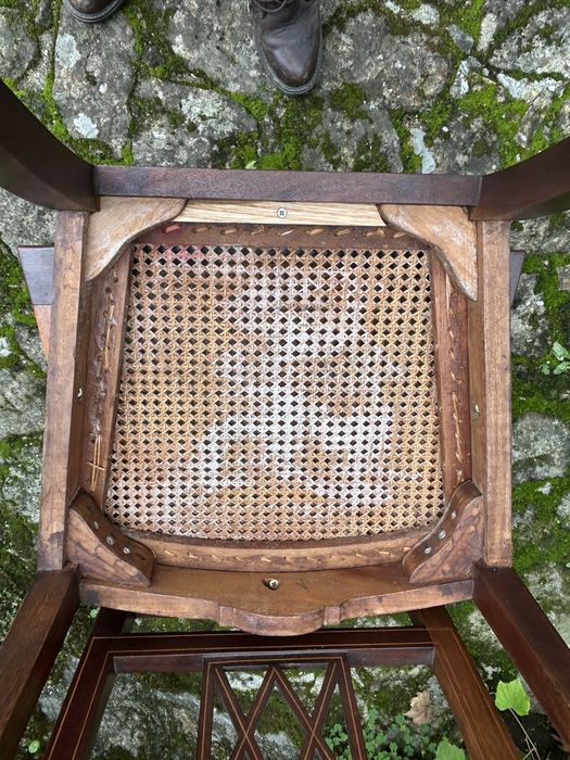 Par de cadeiras de quarto em madeira exotica com embutidos