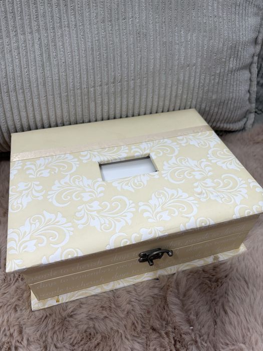 ozdobne pudełko kartonowe żółte