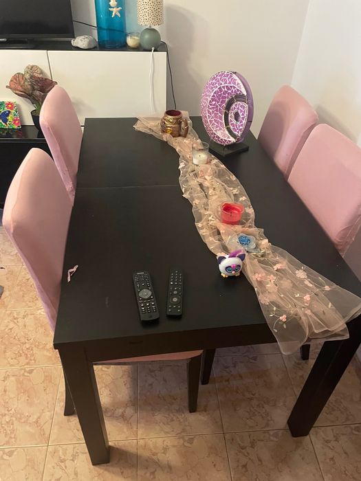 Vendo mesa de jantar e cadeiras