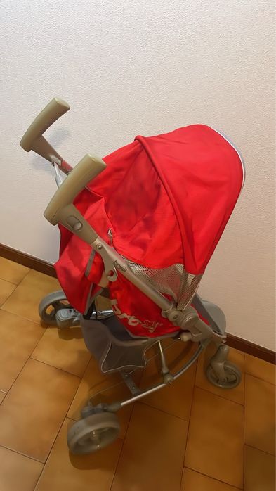 Carrinho de bebe vermelho
