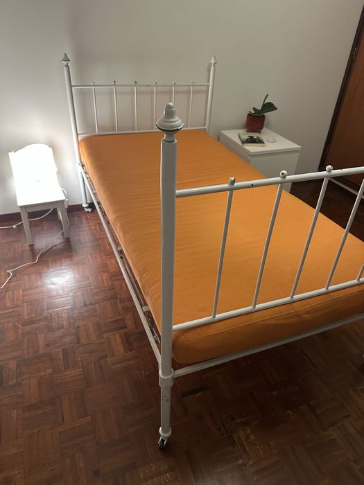 Cama de Ferro branca individual