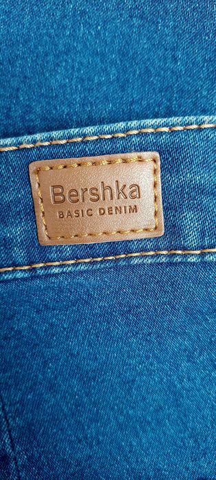 Bawełniane granatowe spodnie jeansowe BERSHKA, R. 36