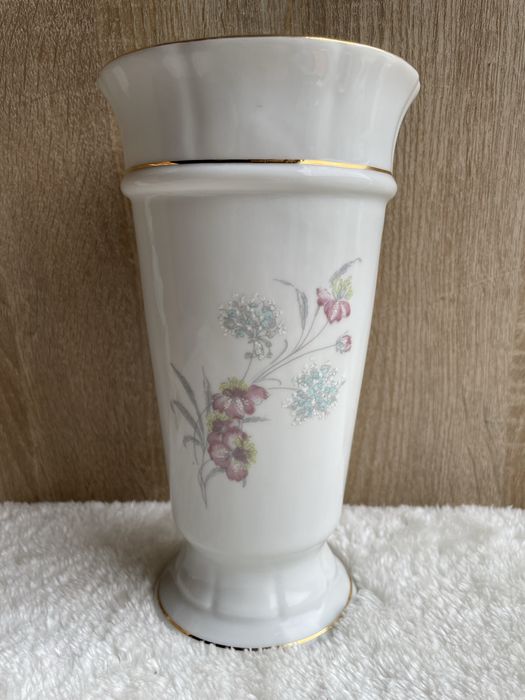 Biały porcelanowy wazon