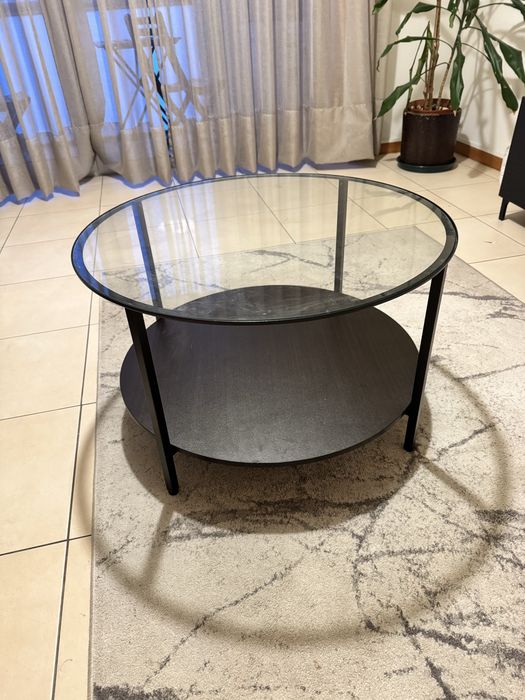 Mesa de centro em vidro e madeira