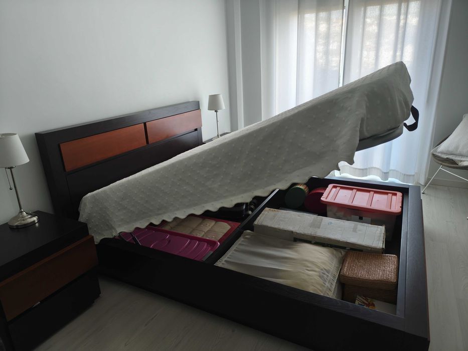 Mobília de quarto completa, madeira maciça. Ofereço colchão!