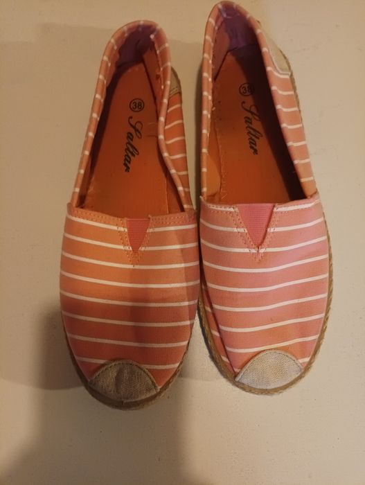 Alpercatas em rosa às riscas em branco,de marca Saltar, tamanho 38