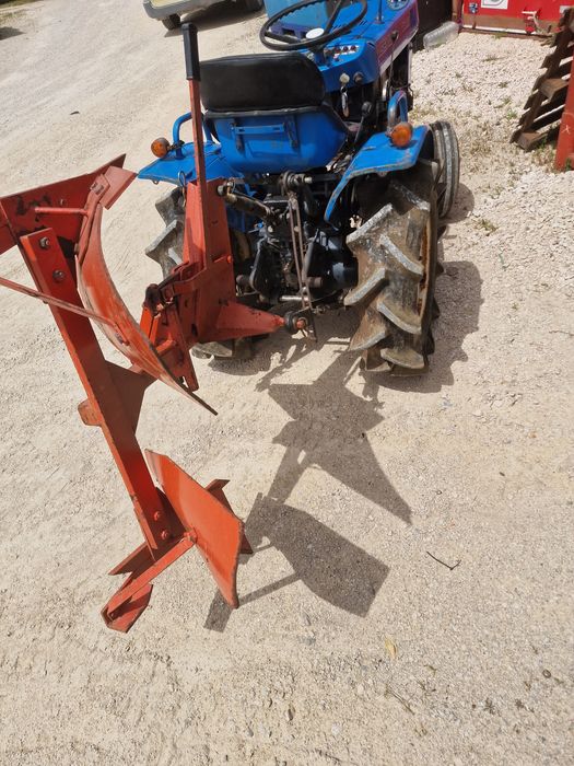 Trator Iseki TX1410 com alfaias