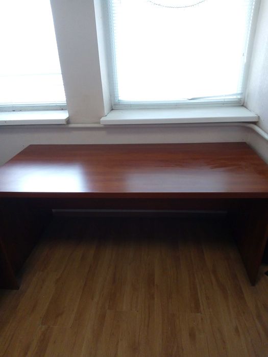 Продам качественные офисные столы с толстой столешницей б/у.