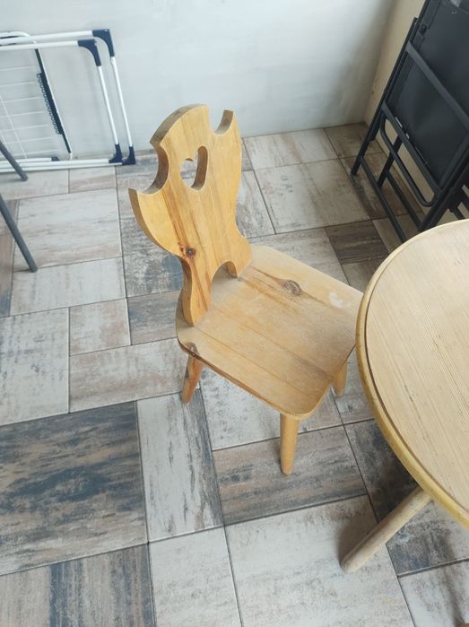 Krzesła drewniane sprzedam