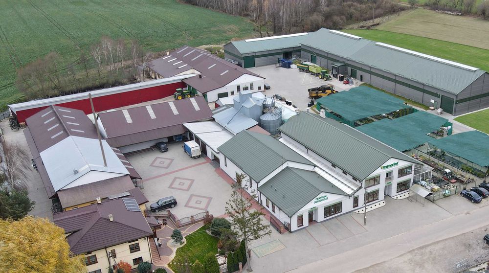 Agrotkanina z otworami OTWORY pod TRUSKAWKI sadzonki ściółkująca mata