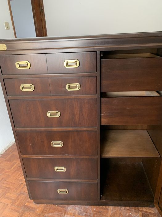 Comoda alta , de madeira macissa