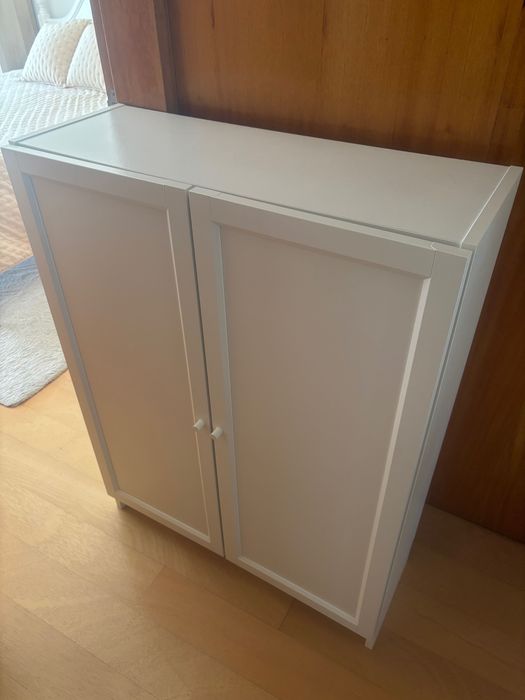 Móvel branco Billy com portas