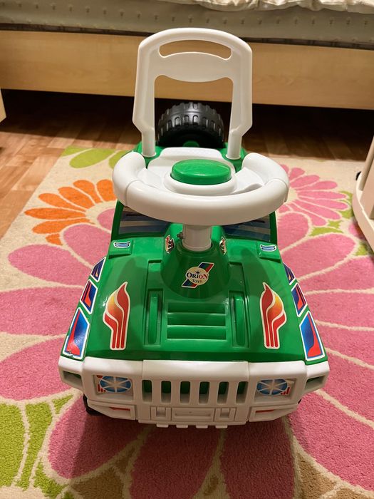 Машинка толокар зелена