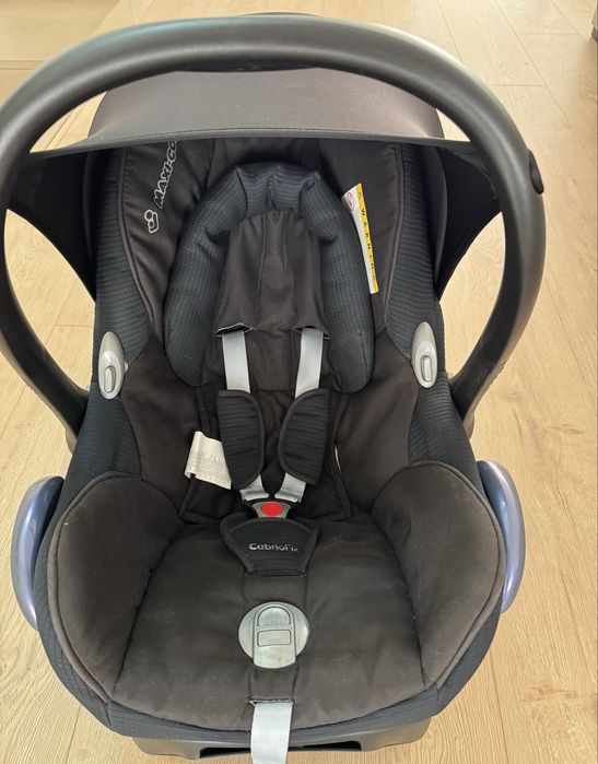 Ovo Maxi-Cosi Cabriofix com base Isofix FamilyFix