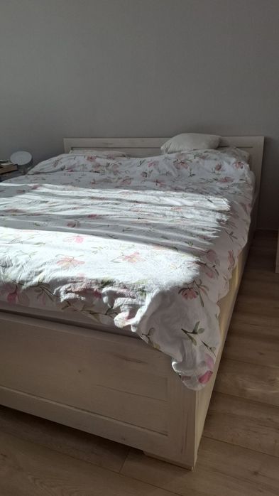 Łóżko i szafki nocne