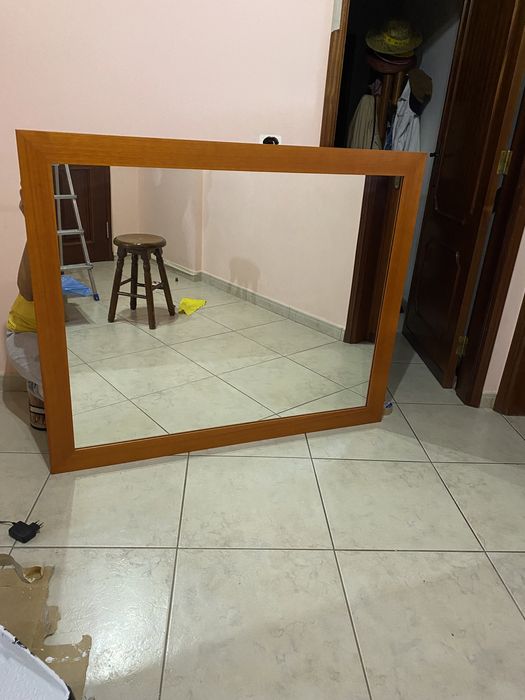 Espelho com moldura em madeira