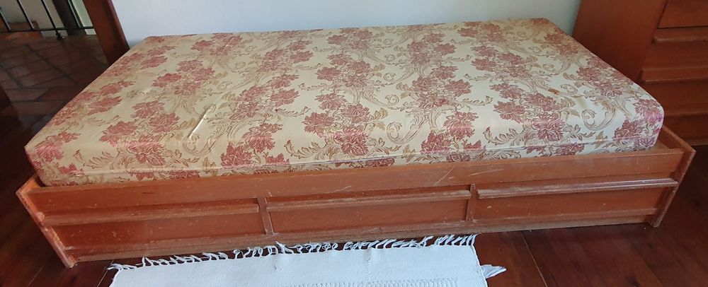 Cama de solteiro em madeira maciça