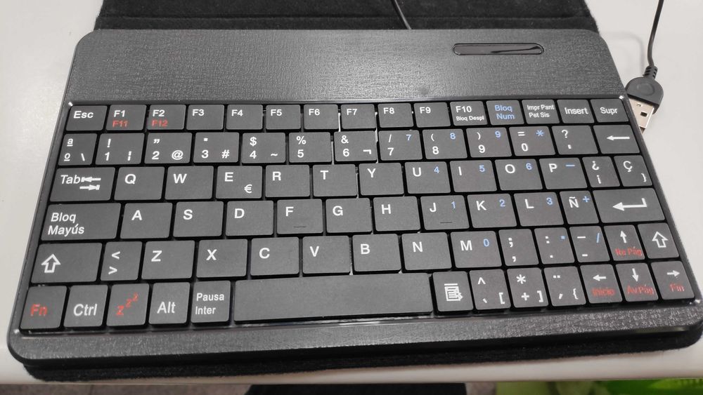 Capa universal com teclado para Tablet 7"