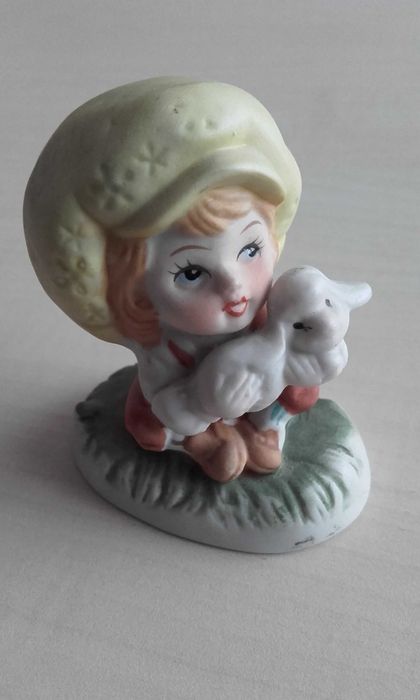 Figurka ceramiczna dziewczynka z owieczką
