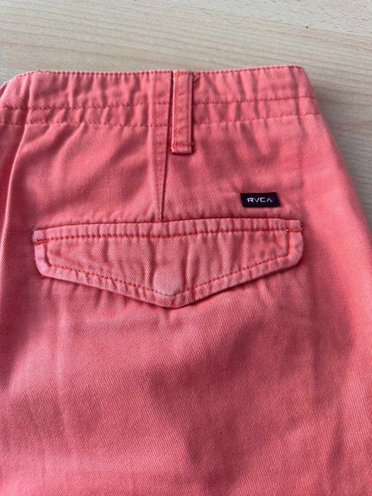Calção masculino, cor coral/salmão, da marca RVCA