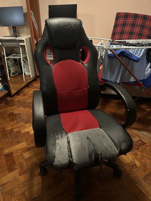 Cadeira gamer/secretária preta e vermelha – usada