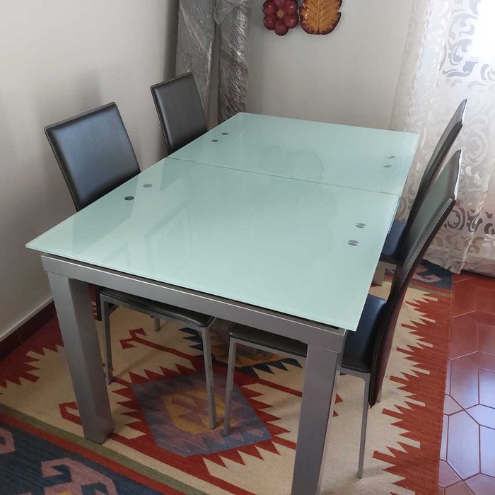 Mesa Extensível de vidro com 4 cadeiras