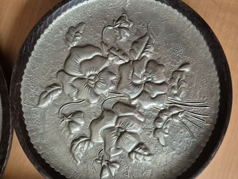 Conjunto de 3 vasos de madeira decorados com folha de estanho.