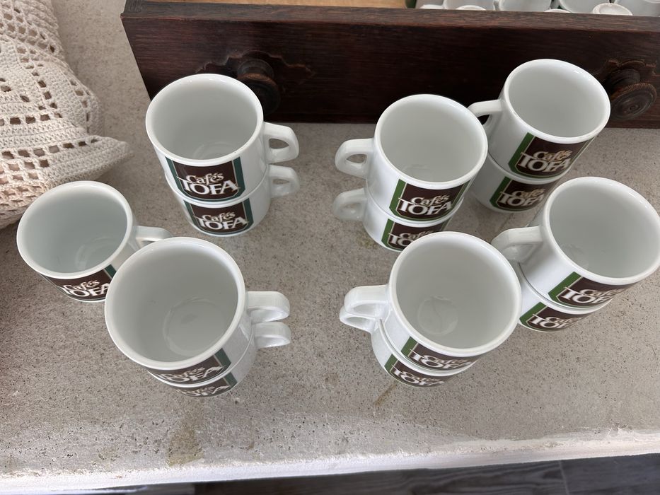 Chavenas de meia de leite e pires