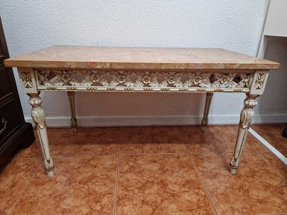 Mesa de centro em pedra
