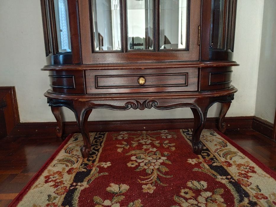 Móvel vitrine em madeira