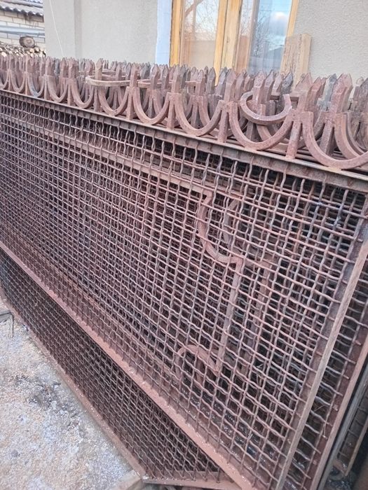 Забор (секции 2.5м.-2.7м. H=1.5м.) с элементами худ.ковки.