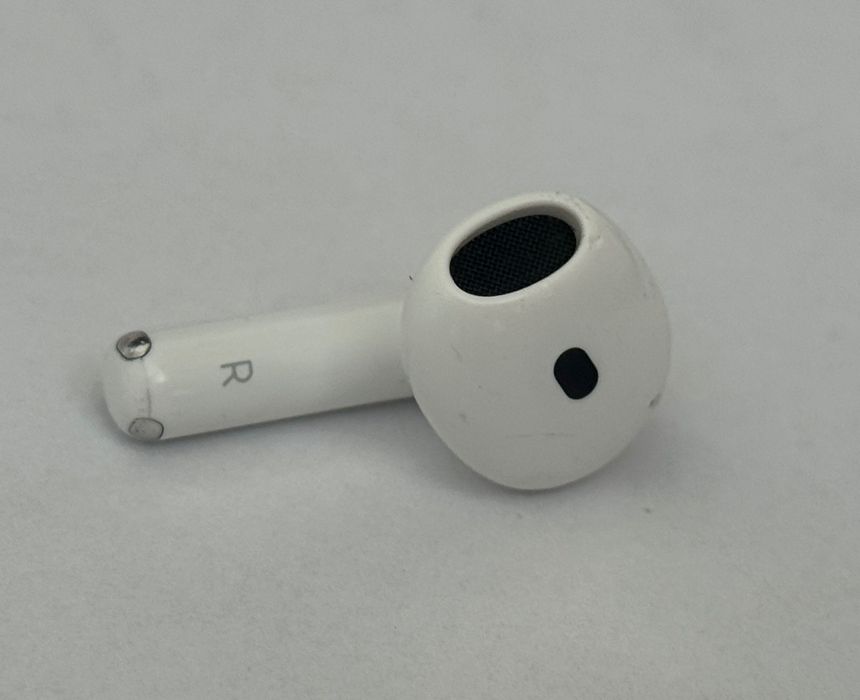 Продам оригінальний правий навушник Apple AirPods 4 ANC