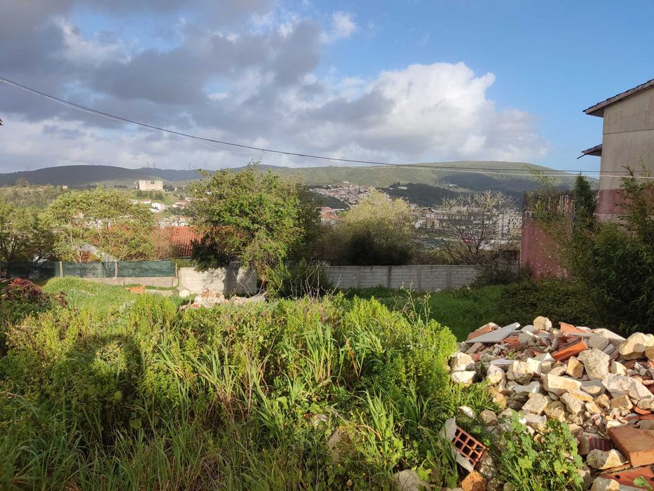 Vende-se Terreno com vista para o Castelo de Porto de Mós