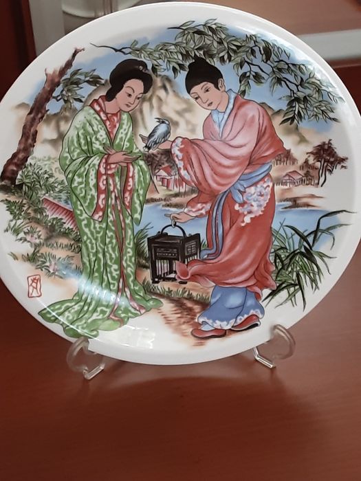 Prato em cerâmica pintado à mão  motivo japonesas