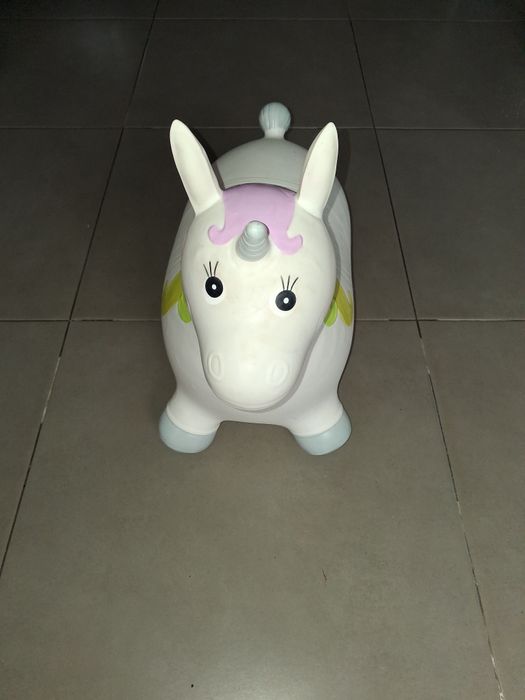 unicórnio insuflável saltitão
