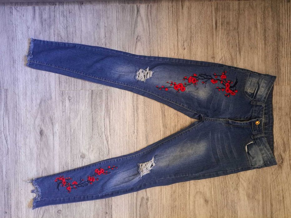 Spodnie jeansowe M zdobione haftowane kwiatki