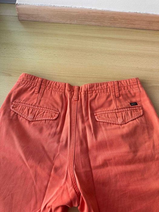 Calção masculino, cor coral/salmão, da marca RVCA