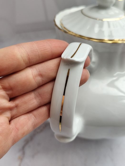 Порцеляновий чайник